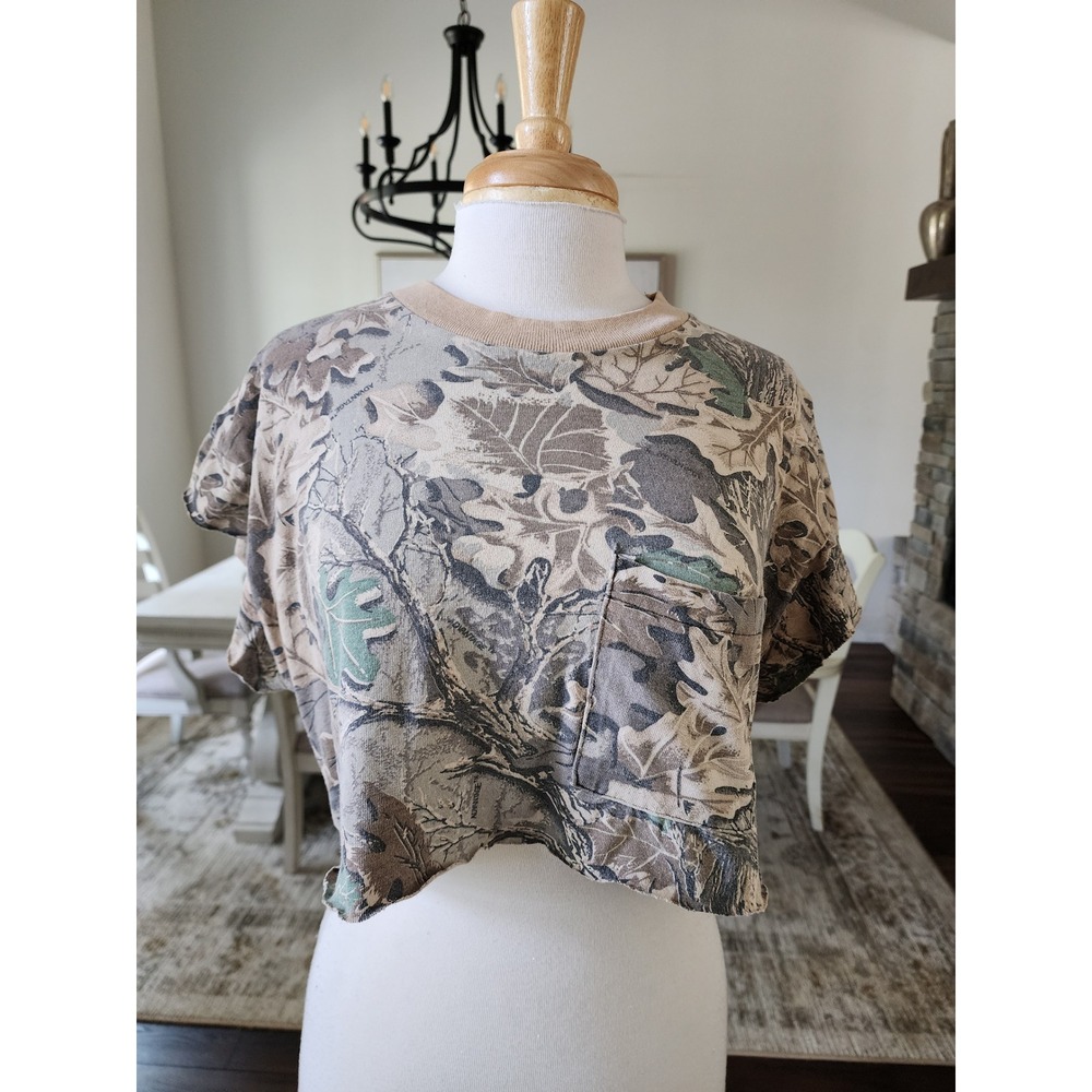 VTG Advantage Camo Cropped Pocket T-Shirt Tan Green Leaf Print Raw Hem Boxy Tee